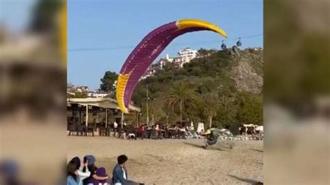 A­n­t­a­l­y­a­­d­a­ ­s­a­h­i­l­e­ ­i­n­i­ş­ ­y­a­p­a­n­ ­p­a­r­a­ş­ü­t­ç­ü­,­ ­t­u­r­i­s­t­l­e­ ­ç­a­r­p­ı­ş­t­ı­